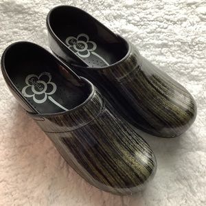 Sanita Black & Gold Stripe Nursing Clogs Size 6.5